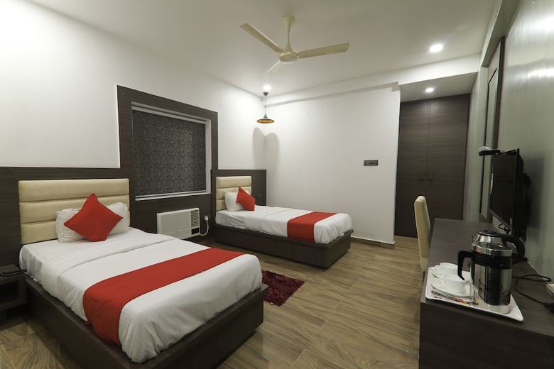 Hotel L N International