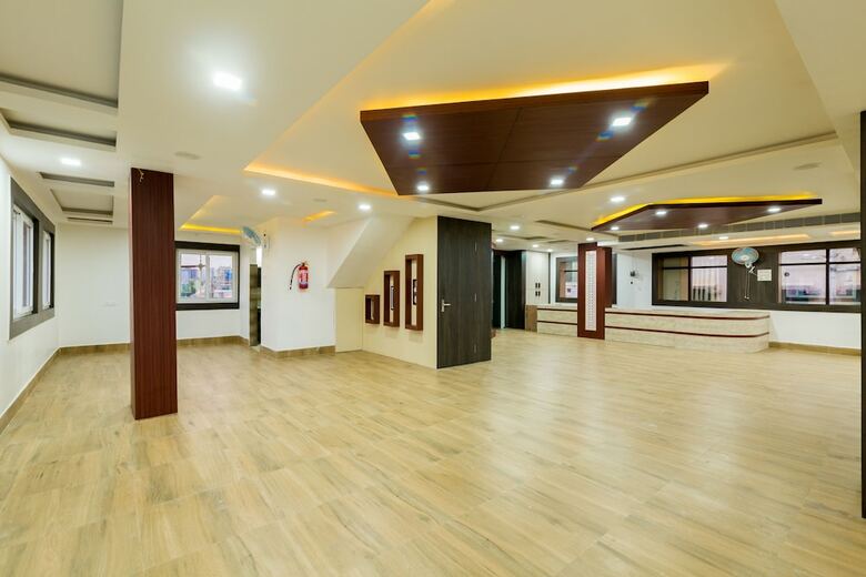 Hotel L N International