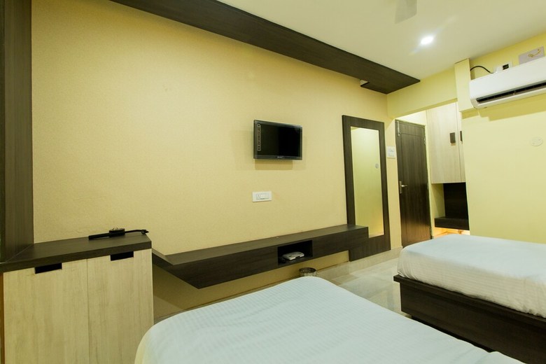 Hotel L N International