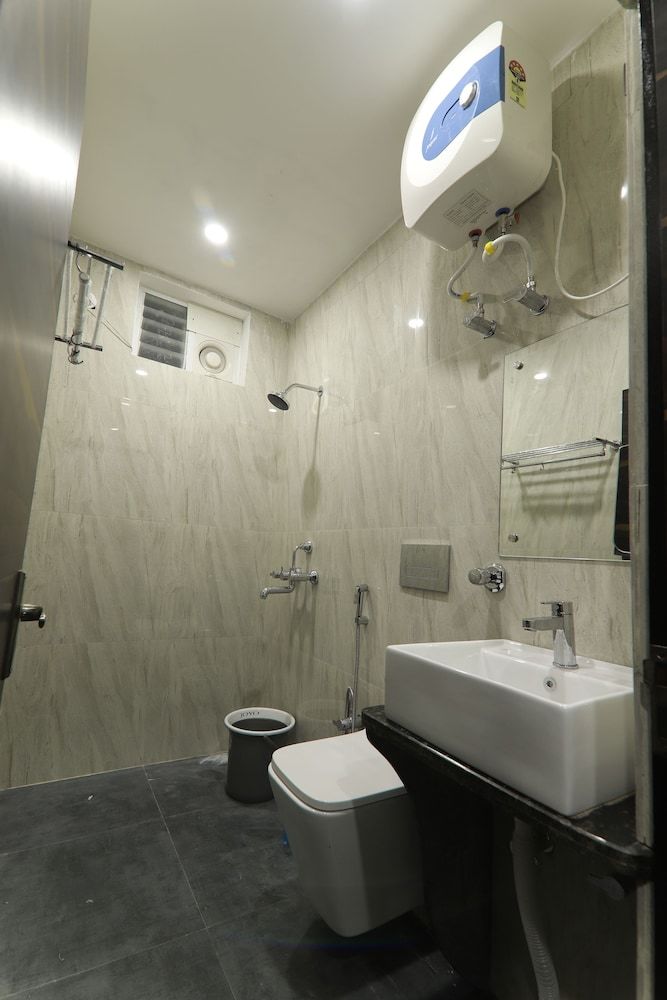 Hotel L N International