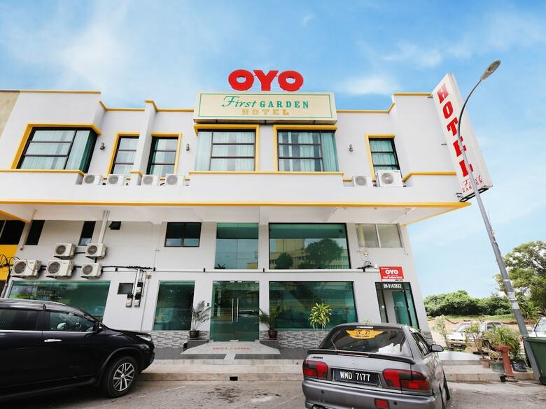 Oyo 44043 First Garden Hotel