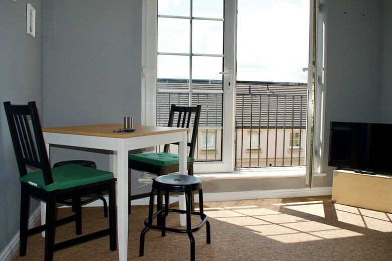 Bright 2 Bedroom Apartment Off Leith Walk