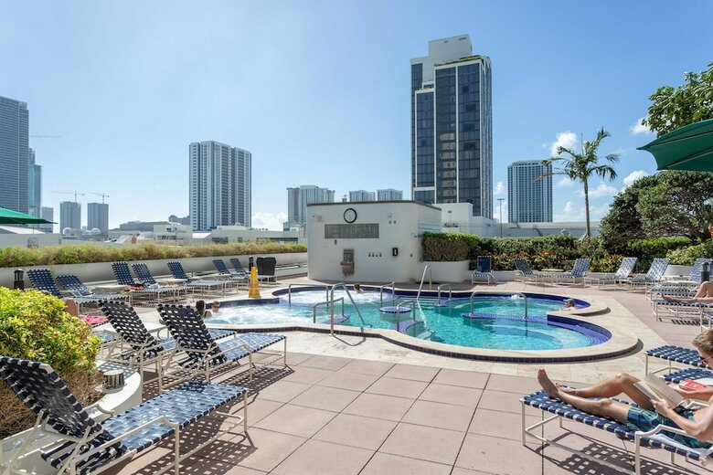 Apartamentos Bayfront Gem With Balcony And Pool