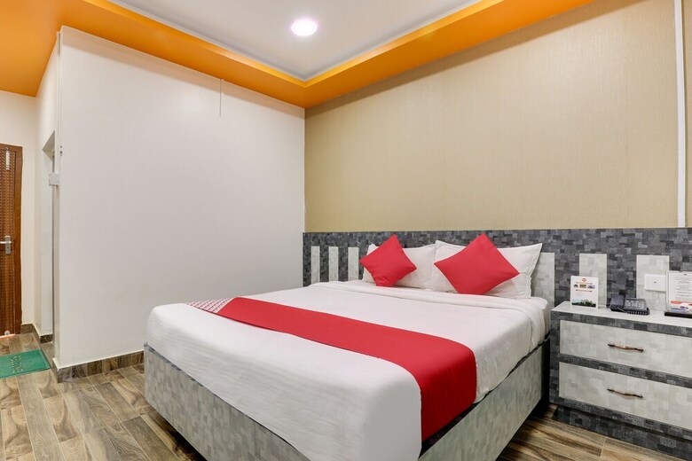 Oyo 585 Hotel Raj Durbar & Navrang