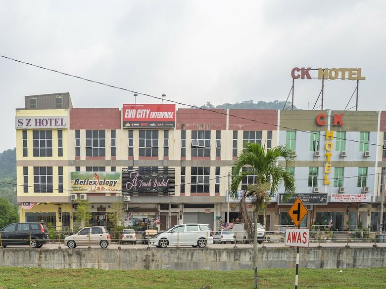 Oyo 89328 Sz Hotel