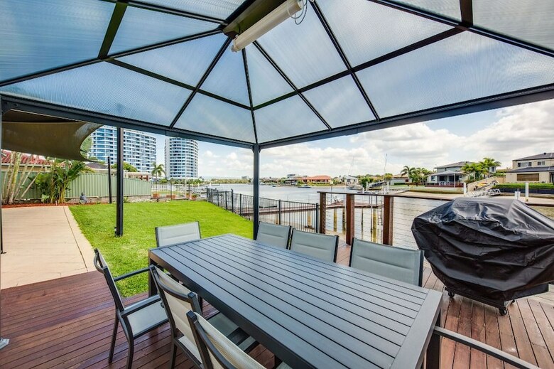 Gold Coast Stunning Waterfront Retreat By Hostrelax