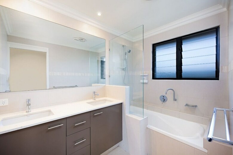 Gold Coast Stunning Waterfront Retreat By Hostrelax