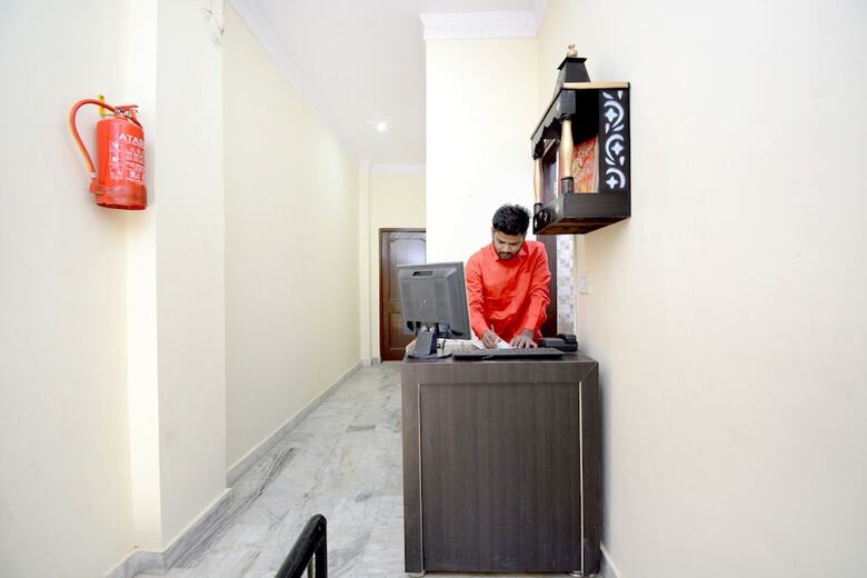 Hotel Oyo 38123 Jb Inn