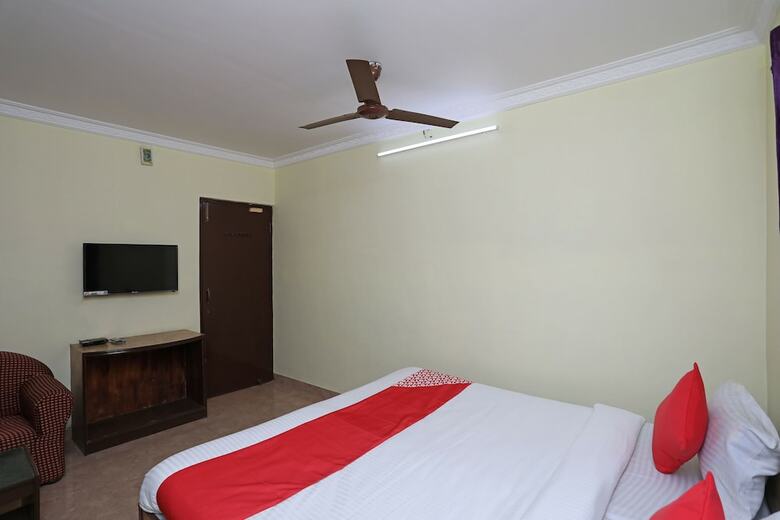 Oyo 28355 Hotel Raj Mahal