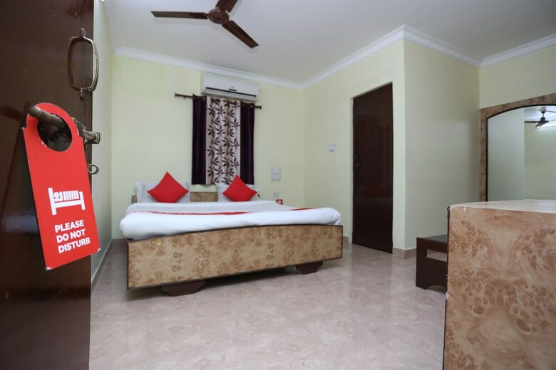 Oyo 28355 Hotel Raj Mahal