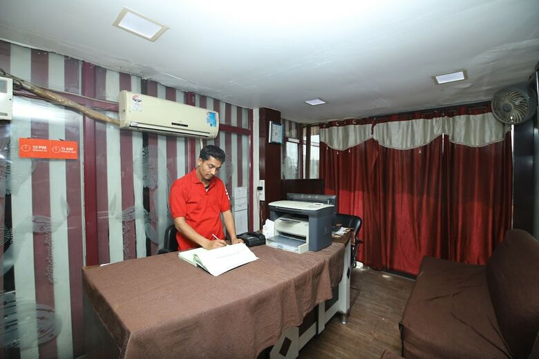 Oyo 40458 Hotel Deep Palace