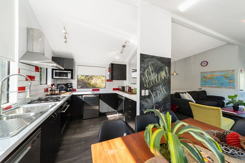 16 Guests. Unique, Central, Mountain & Lake Views