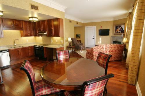 Hotel Charley Creek Inn