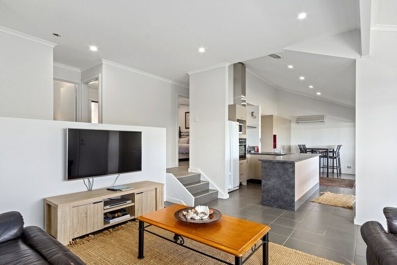 Marina Views - 64 Seaview Avenue