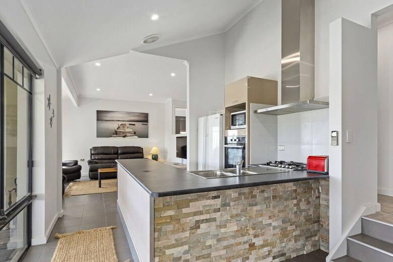 Marina Views - 64 Seaview Avenue