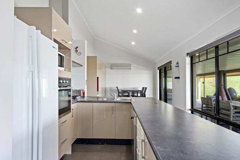 Marina Views - 64 Seaview Avenue