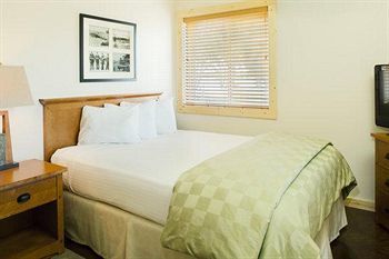 Hotel King's Pointe Waterpark Resort