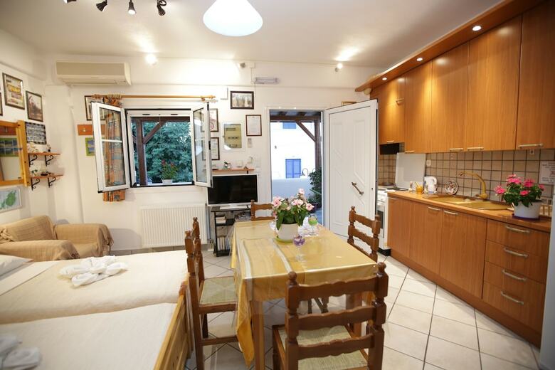Kontaratos Studios & Apartments