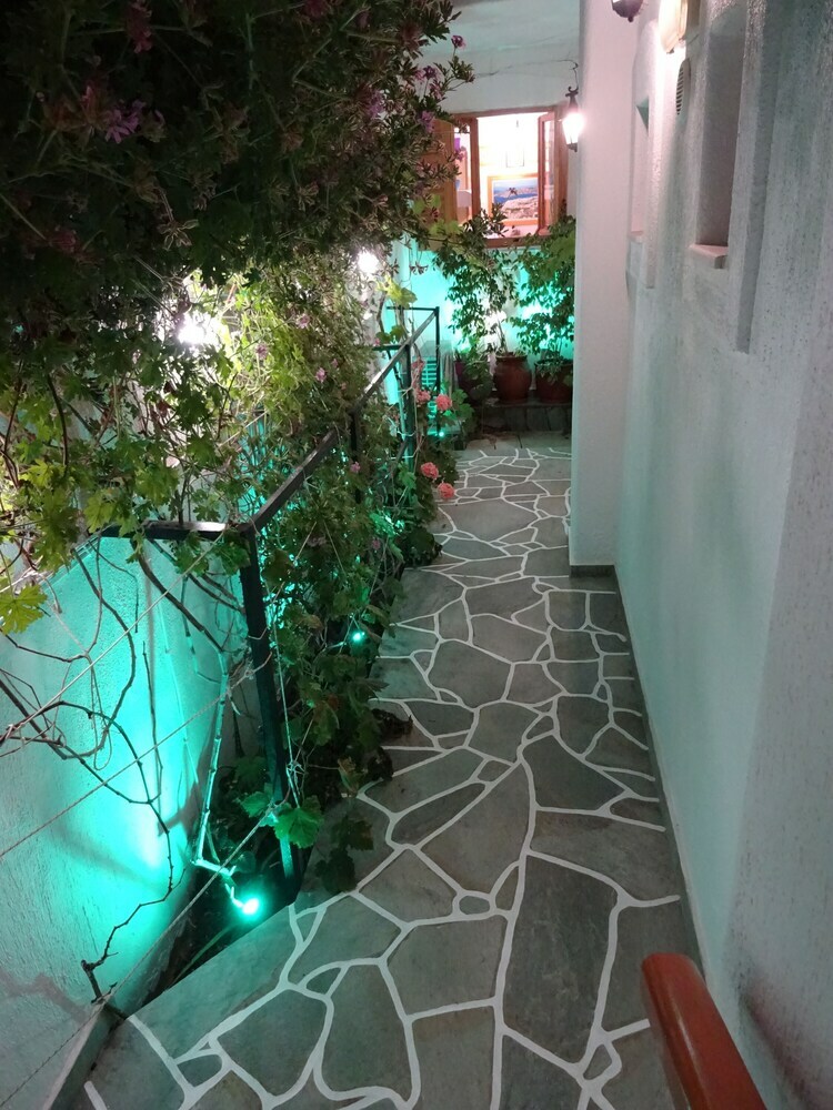 Kontaratos Studios & Apartments