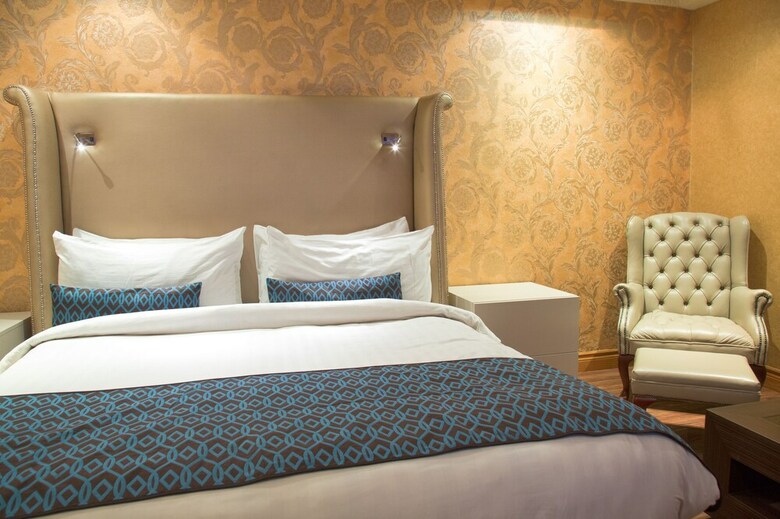 Victoria Crown Plaza Hotel