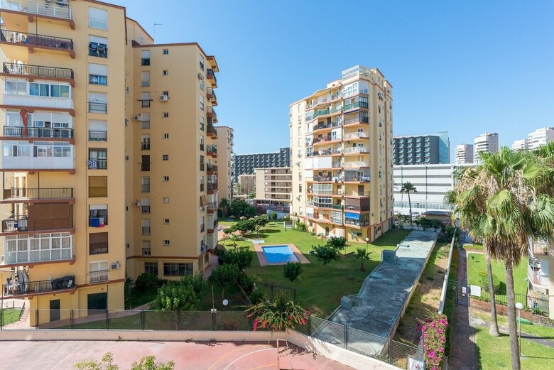 Malagasuite Playamar Beach & Pool Apartment