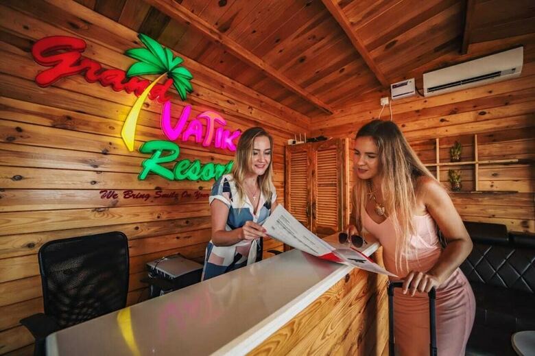 Hotel Grand Vatika Resort