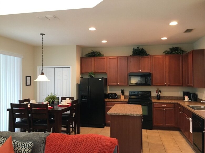 Stunning 6 Bed Home With Modern Decor And Own Private Pool