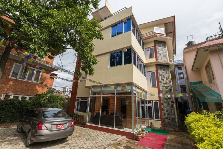 Oyo 611 Hotel Everest Regency