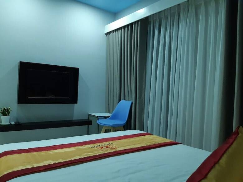 The Six Hotel