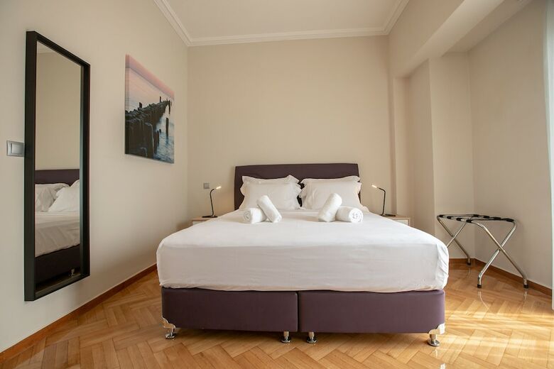 Luxurious 5 Bedroom-3 Bathroom Apartment 2- Athens