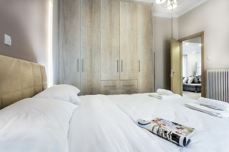 Spacious 3-bedroom Apartment 90m From Train