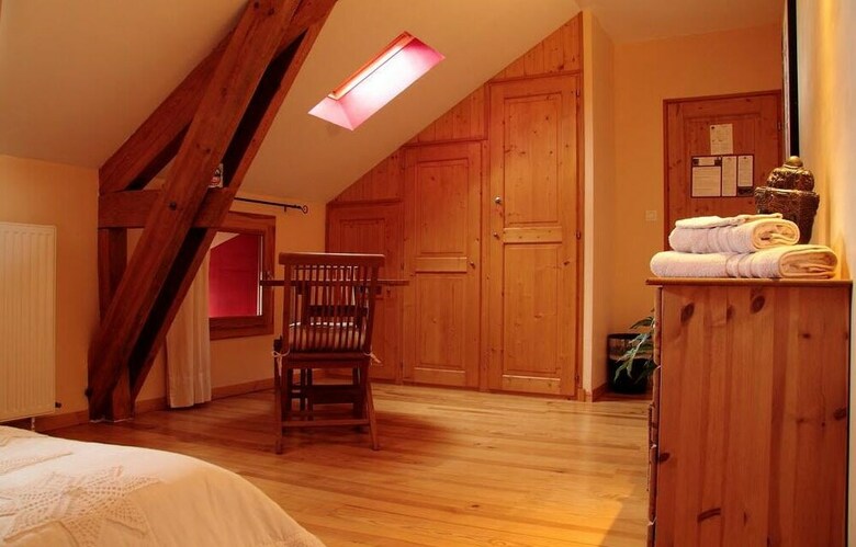 Bed & Breakfast Chambres D'h�tes - La Pierre Trou�e