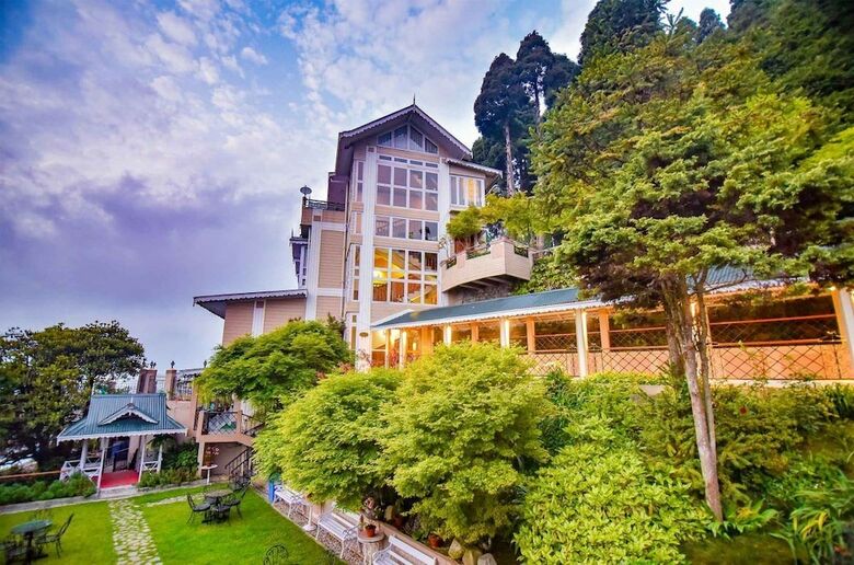 Hotel Cedar Inn