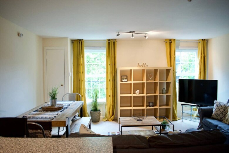 Spacious 3 Bedroom Apartment In Central Location