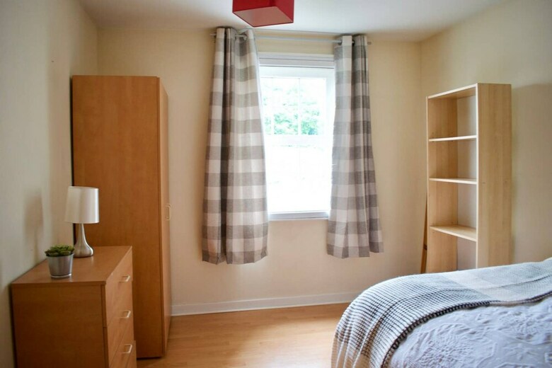 Spacious 3 Bedroom Apartment In Central Location