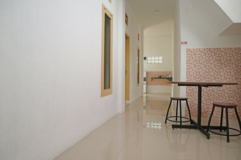 Hostal Oyo 1185 Sachila Residence Syariah