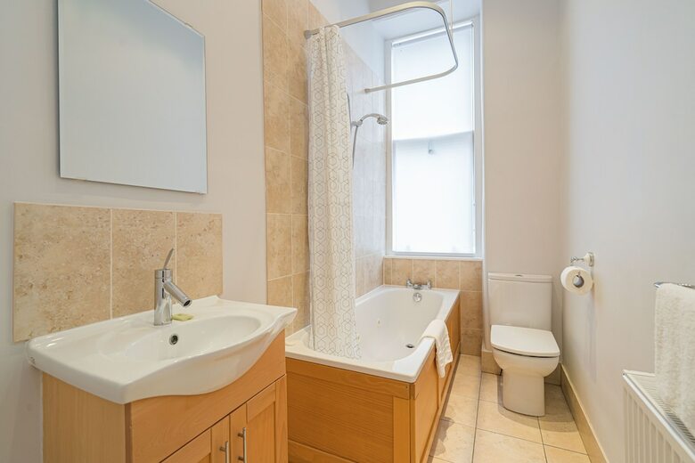 Chic 2 Br Apartment Near To Old Town
