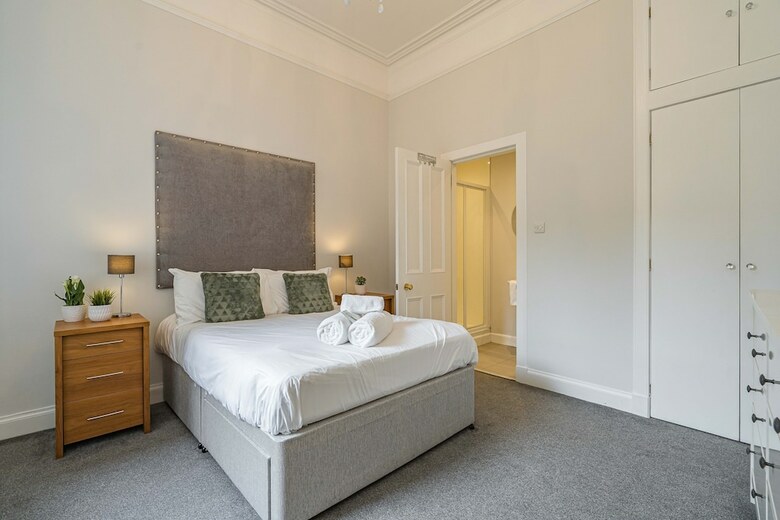 Chic 2 Br Apartment Near To Old Town
