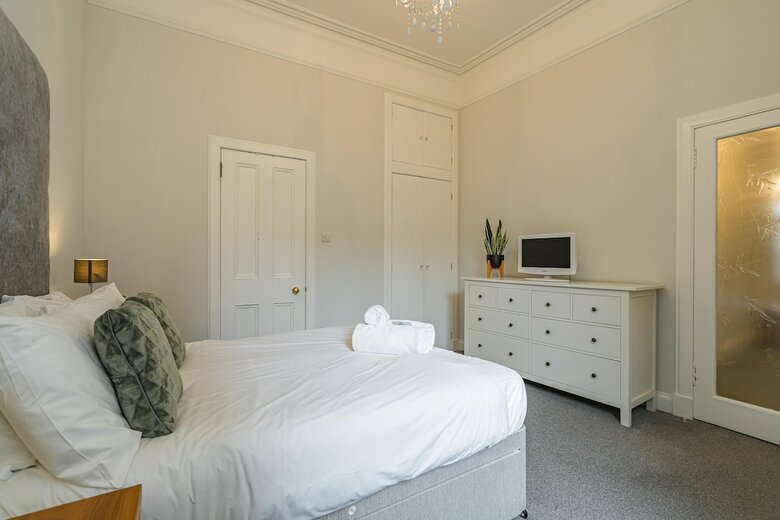 Chic 2 Br Apartment Near To Old Town