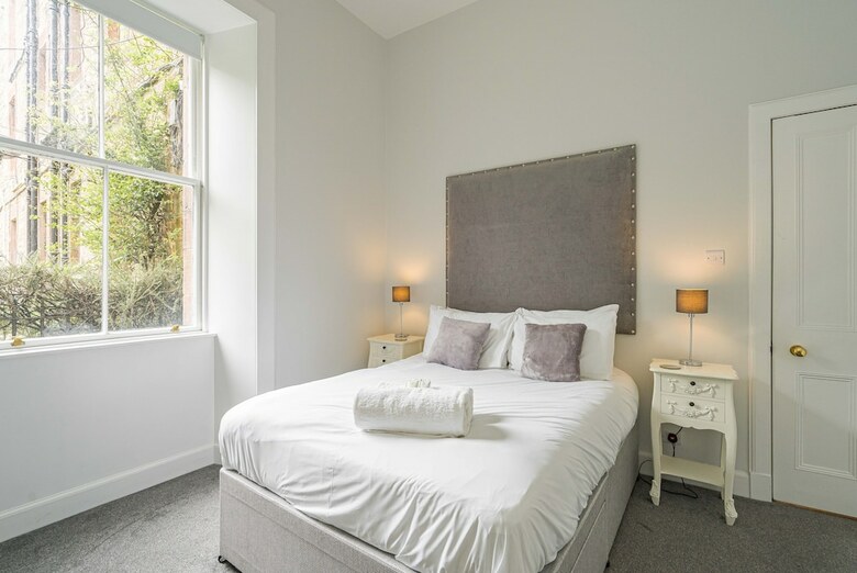 Chic 2 Br Apartment Near To Old Town