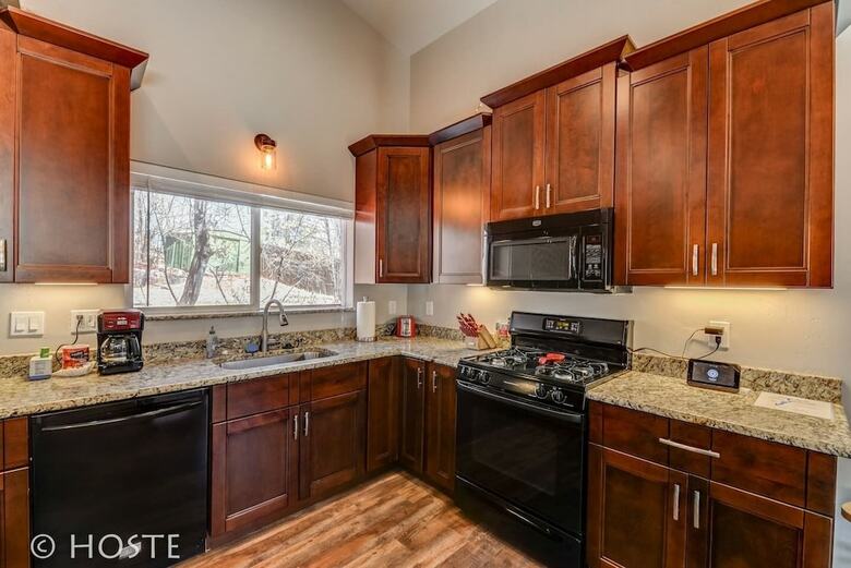Mtn Dream! Fireplace, Patio & Hot Tub 4br