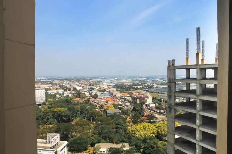 Spacious 1 Br At The Oasis Cikarang Apartment