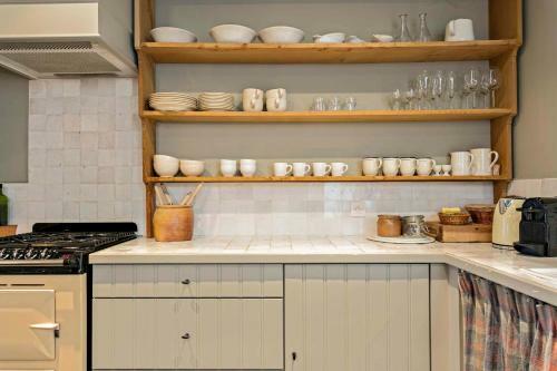 Rustic Private Cottage With 2 King Beds In Old Centre - Groeninghe