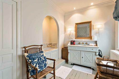 Rustic Private Cottage With 2 King Beds In Old Centre - Groeninghe