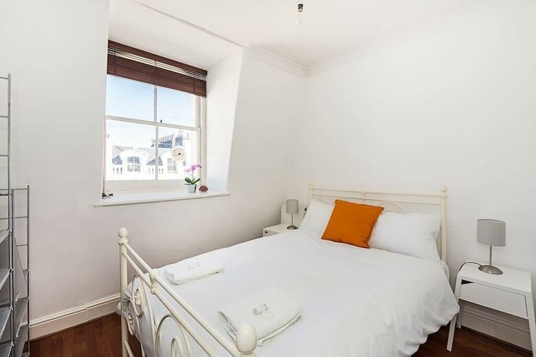 Bright Stylish Nott Hill Apart Sleeps 6