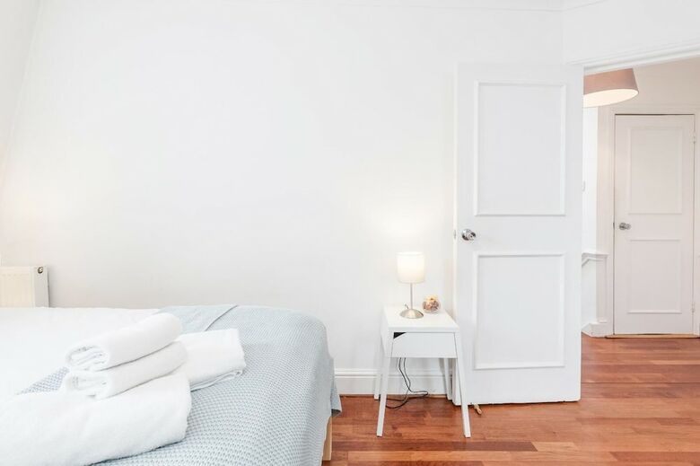Bright Stylish Nott Hill Apart Sleeps 6