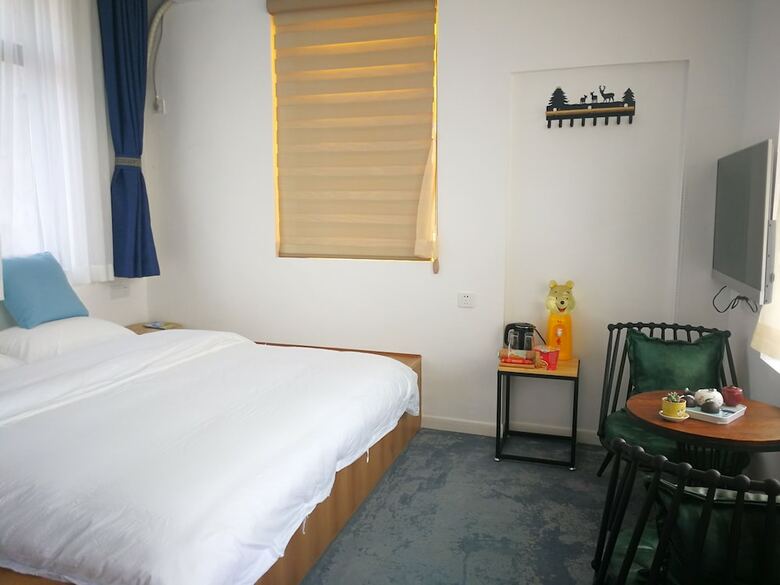 Bed & Breakfast Tujia Folk Houses