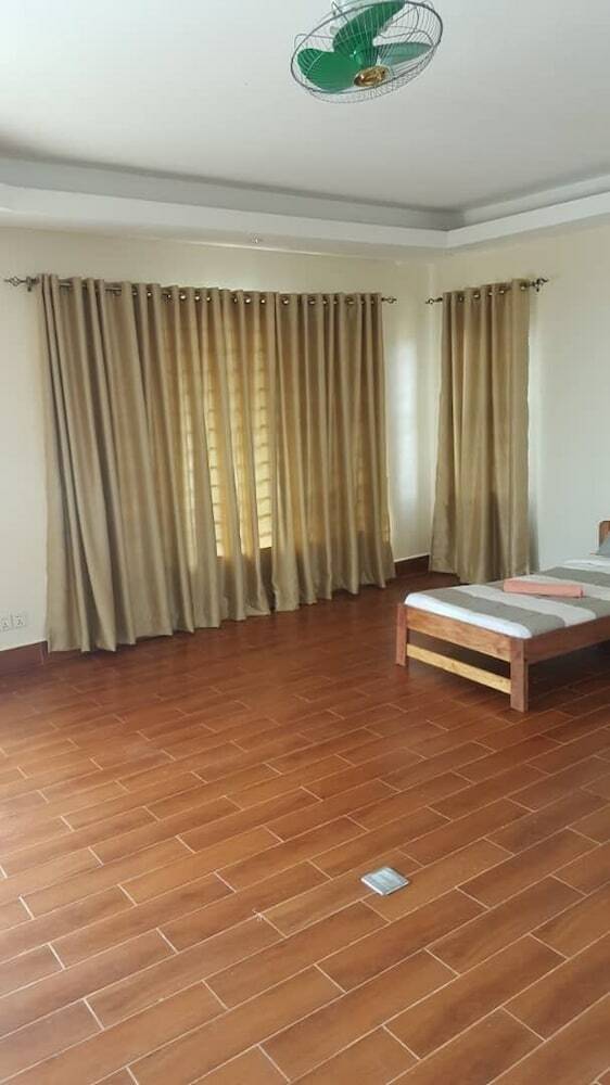Hotel The Hive Entebbe Guesthouse