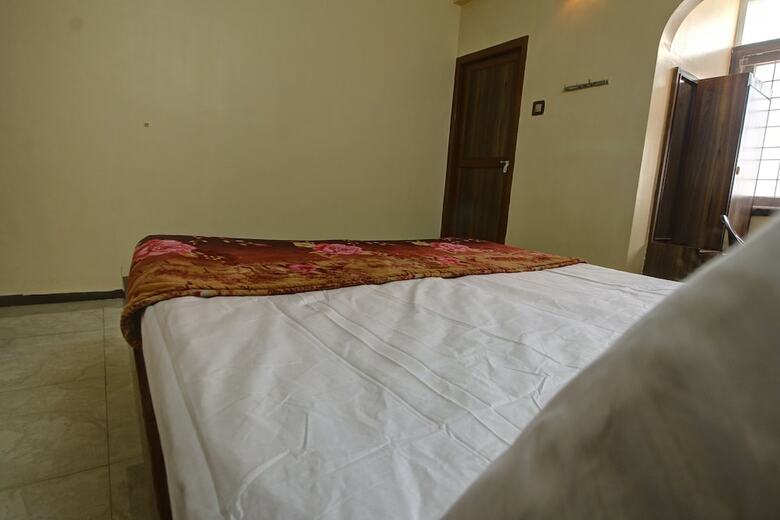Spot On 45084 Hotel Navaratna Deluxe