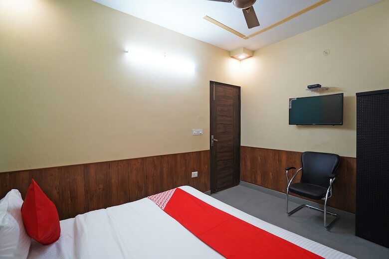 Hotel Oyo 46922 Qlark White Palace